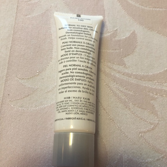 Medium Coverage Foundation - Picture 2 of 4